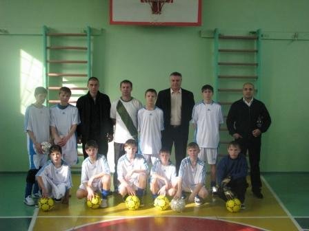 Руслан Николаевич Ферима крайний справа с подарками в родном интернате - IMG_1614.JPG