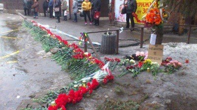 Цветы на остановке в Донецке - Flowers.jpg