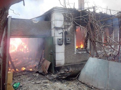 Догорает частный дом в Мариуполе в результате пожара - Pozhar-Mariupol.jpg