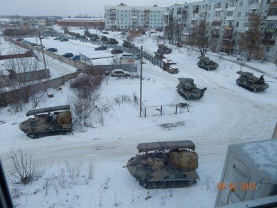 Обычный луганский дворик - Lugansk-dvor-tanks.jpg