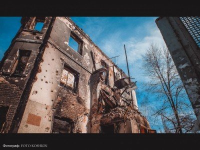 Трехэтажный дом сталинского типа, больше всего пострадавший при артобстреле боевиков - 04-Uglegorsk.jpg