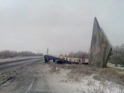 Обломки стелы на въезде в город - Stela-rukhnula-2015.jpg