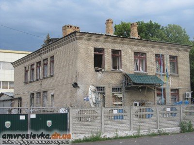 Здание СБУ, обстрелянное из гранатомета РПГ  - SBU-Amvrosievka.jpg
