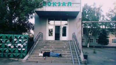 Вход на вокзал и спящий местный синяк - Lugansk_ZD_4.jpg