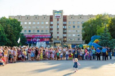 Людей собралось немало - Slavyansk_24-08-2015-2.jpg