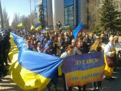 Проукраинский митинг в центре Луганска - Lugansk-Ukraine-2.jpg