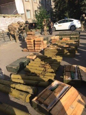 Оружие из Славянского горисполкома - Weapons_from_Slovyansk.jpg