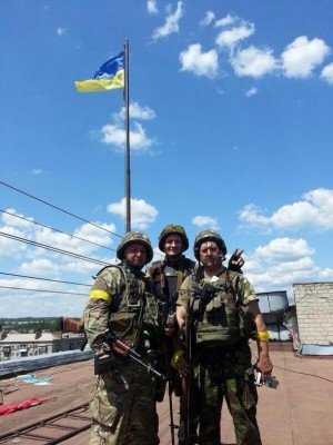 Флаг над Славянском и украинские военные - Flag-Slavyansk.jpg