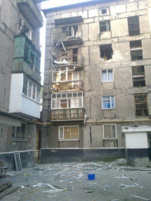 Жилой дом, пострадавший после летних бомбежек в Торезе - Kvartal.jpg