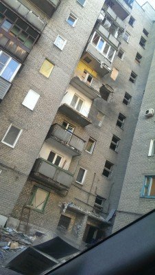 Девятиэтажка в Дебальцево, пострадавшая при артобстреле - Debaltsevo-House-Bomb.jpg