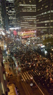 Американцы собрались на многотысячную акцию протеста против результатов выборов