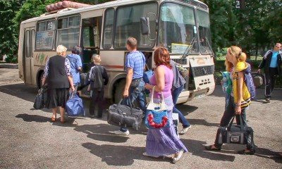 Беженцы садятся в автобус