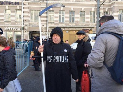 Были марширующие и в костюмах