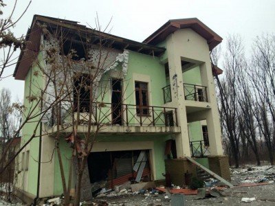 Частный дом, попавший под артиллерийский обстрел