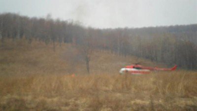 Человек выходит и поджигает