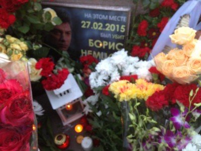 Цветы на месте смерти Бориса Немцова