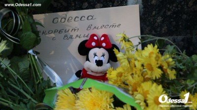 Цветы в память о погибших несли даже в Одессе