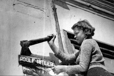 Демонтаж табличек на улице имени Гитлера, Николаев, март 1944 года. Жду комментариев в стиле &quot;Зачем, это же история!&quot;