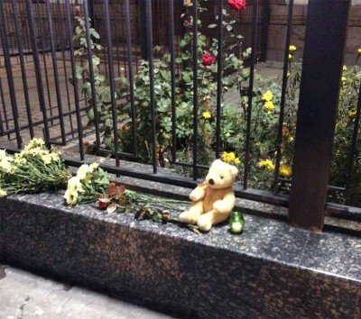 Детская игрушка рядом с цветами