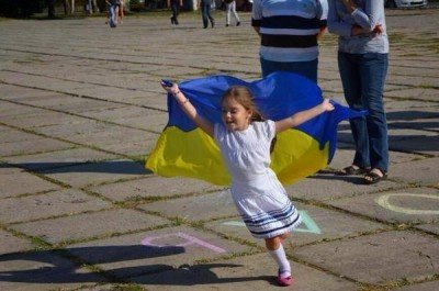 Девочка с украинским флагом