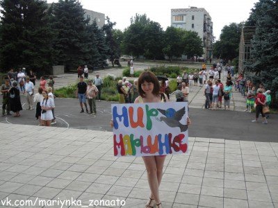 Девушка с плакатом Мир Марьинке на митинге против действий сепаратистов - Mariynka_Myr.jpg (258.81 Кіб) Переглянуто 5739 разів Девушка с плакатом "Мир Марьинке" на митинге против действий сепаратистов