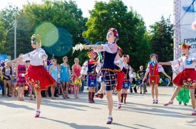 Девушки в вышиванках