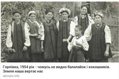 Девушки в вышиванках