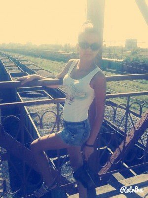 Девушку звать Катюша)