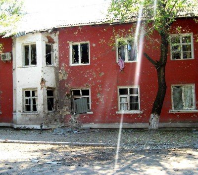 Дом в Углегорске после обстрела