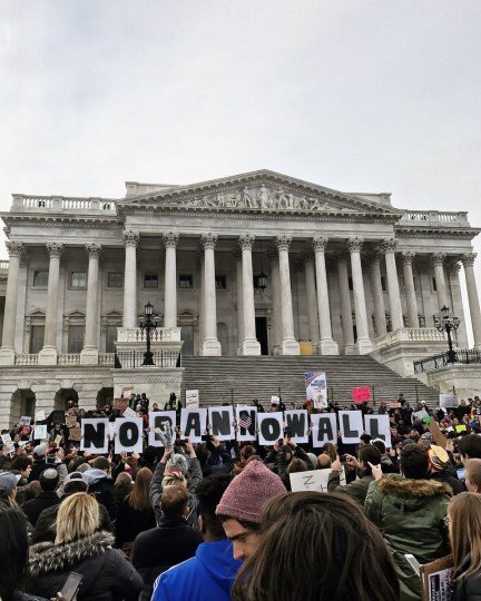 Дональд Трамп вступил в должность 45-го Президента США - antiTrumph (3).jpg