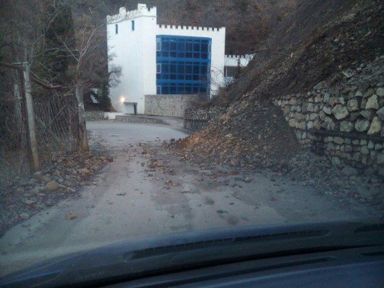 Дорога наполовину заблокирована
