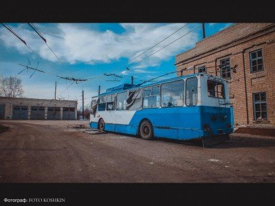 Единственный на весь город троллейбус замер после артобстрела