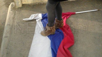 Флаг России топчут на митинге в Гюмри