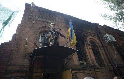 Флаг Украины над зданием СБУ, вывешен лично Олегом Ляшко