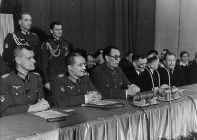 Генералы Русской Освободительной Армии на съезде Комитета Освобождения Народов России в Праге. Тот, что справа от Власова, явно шкирится