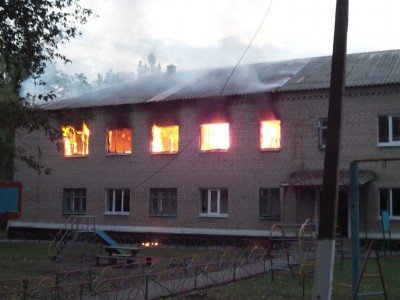 Горит детский сад в Шахтерске после попадания в него снаряда