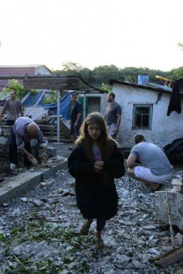 Иногда тяжело смотреть на такие снимки - напуганная девочка на фоне руин