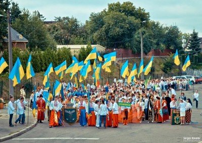 Казачки с флагами прошли улицами Славянска в знак победы