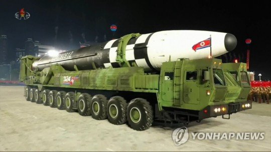 Ким Чен Ын назвал США самым большим врагом Северной Кореи и пригрозил продолжить развивать ядерную программу - rakety.jpg