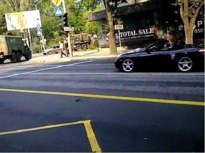 Крутая иномарка-кабриолет и &quot;Урал&quot; с боевиками