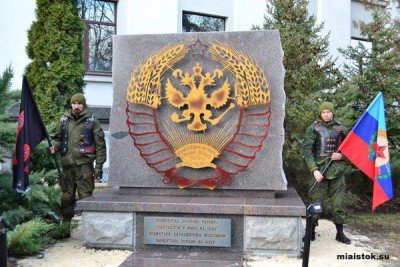 Кусок говна охраняют два таких же говна