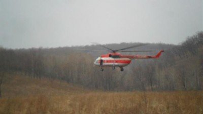 Летит себе вертолет над полем