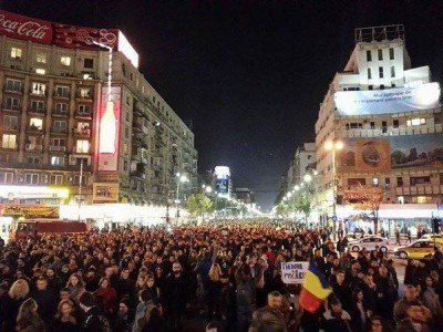 Люди на митинге в Бухаресте