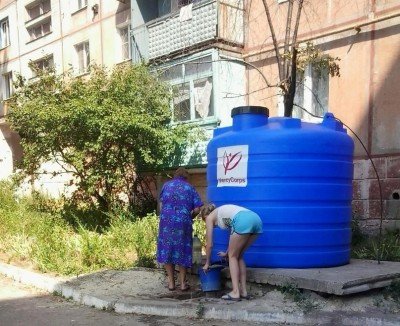 Люди набирают воду, ведь по водопроводу ее никто не качает