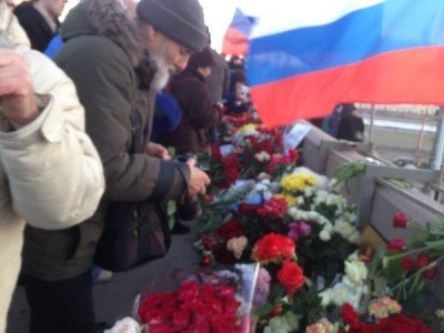 Люди несли цветы к месту гибели Бориса Немцова