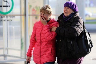 Люди плачут