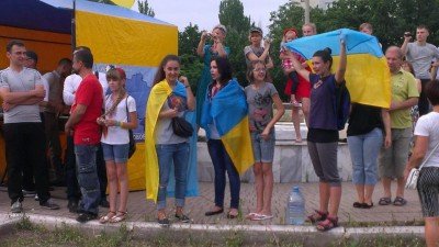 Люди с флагами и во флагах