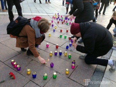 Люди ставили свечки за упокой