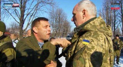 Макака-шариков Захарченко и мужик - полковник Михаил Щербина беседуют в Донецке