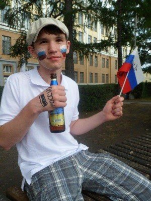 Малолетний пацан пьет пиво